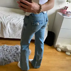 Ett par blå jeans med fina fickor där bak, köpta från Gina. Har sytt upp dem då de var för långa. Längden är bra på mig som är 162. Säljer pga lite för stora i midjan på mig. Orginalpris 500kr säljer för 250kr, pris går att diskutera. Sparsamt använd