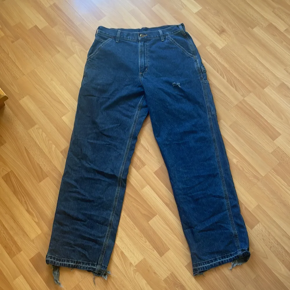 34x32 baggy passform lite slitna nere vid fötterna samt ett litet hål på framsidan . Farkut & Housut.