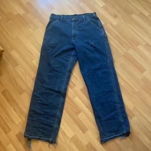Baggy Carhartt Jeans  - 34x32 baggy passform lite slitna nere vid fötterna samt ett litet hål på framsidan 
