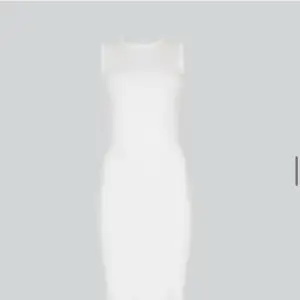 Supersnygg lång klänning från bikbok, säljs inte längre. Sitter superbra och är väldigt skön. Använd en gång🤍🤍