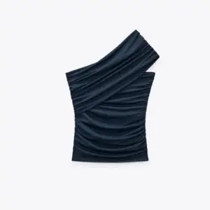 Säljer nu denna snygga toppen från Zara som är i storlek M men känns mer som S, säljer pga att den inte kommer till användning. Köpte i oktober för ungefär (300kr?) men endast använd en gång.💕