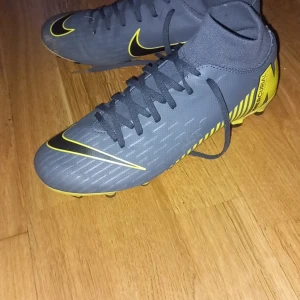 Nike mercurial fotbollskor storlek 39 - Har knappt använt de typ 3 gånger max kvaliten är en 9/10 utan box säljer de för de passar inte mig och har slutat spela fotboll om ni undrar nåt det är bara att höra av er till mig
