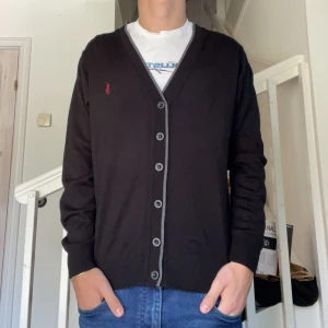 Ralph Lauren Cardigan  - Säljer nu denna riktigt snygga cardiganen från Polo Ralph Lauren. Den är i väldigt bra skick, inte använd mycket. Perfekt nu till vår och sommarkvällar! Storlek M men passar även S. Skriv vid intresse eller frågor✅