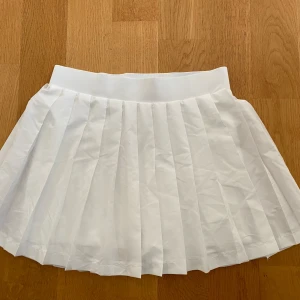 Tenniskjol  - Köpt på Vinted men tyvärr för liten för mig!