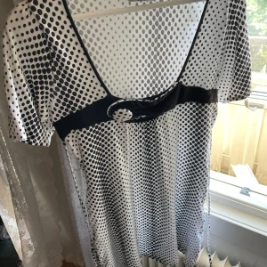 Prickig klänning  - Söt mönstrad klänning med fina detaljer! Sitter fint, den är kort på mig som är 170 (slutar precis under rumpan). Bra skick🥰 meddela vid funderingar 