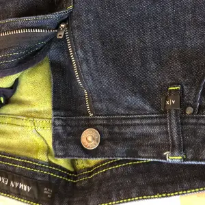 Snygga Armani jeans, i gott skick. De har tagits hand om väl och inte använts på ett bra tag. Plaget är ursprungligen köpt i Italien.