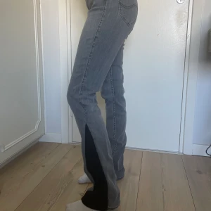 Gråa jeans med svart bootcut - Riktigt snygg grå färg på jeansen med en svart bootcut