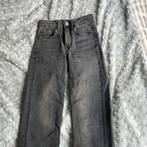 Jeans - Hm, XS, högmidjade, straight/flared leg.    Kontakta för mer information/fler bilder. Kan postas men köpare står för frakten, kan mötas upp i malmö