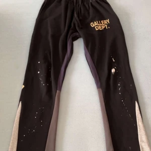 Gallery dept. Byxor - Tjena, Säljer mina gallery dept byxor. 10/10 skick, pris kan diskuteras vid snabbaffär