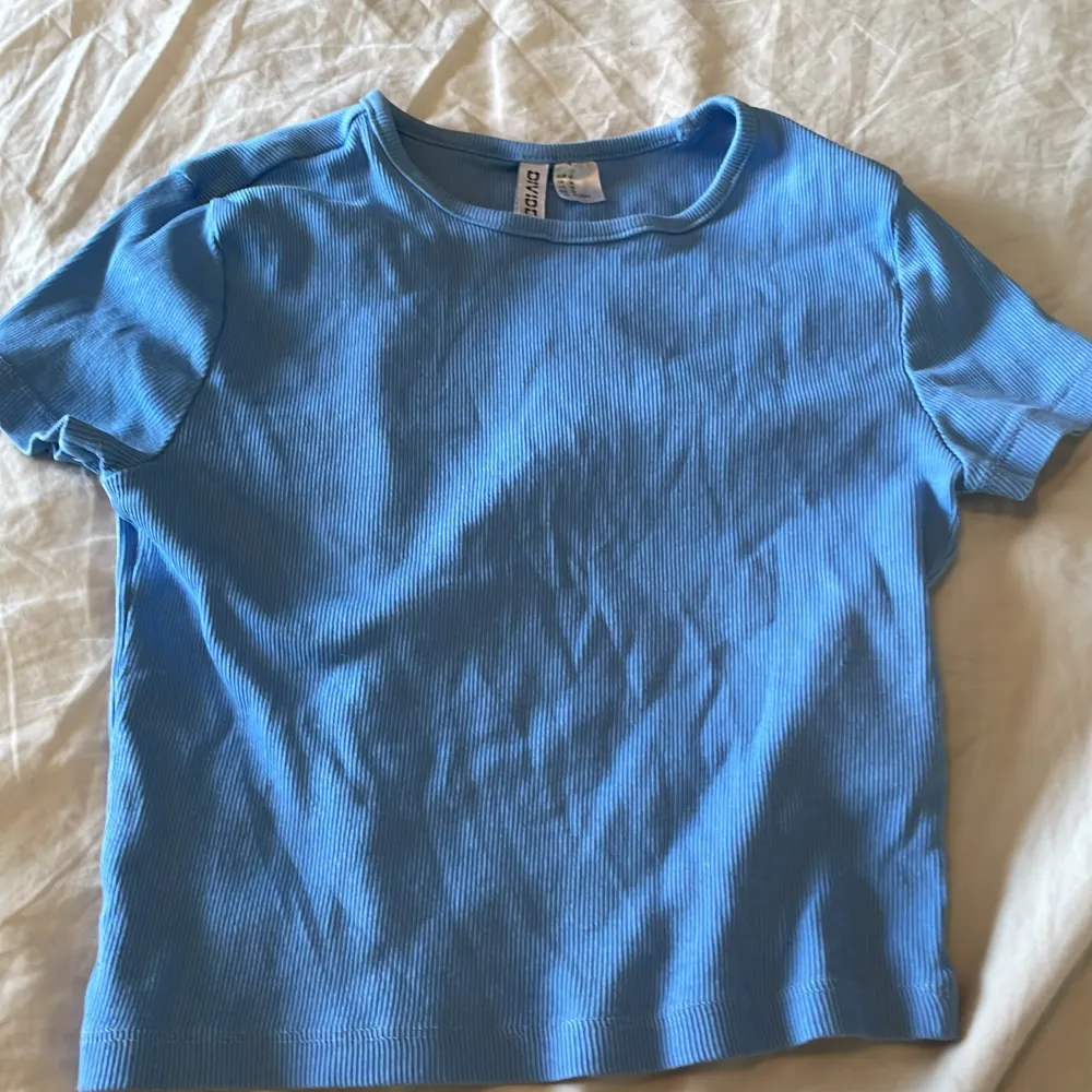 Ett ribbad t-shirt från H&M i strl M, jättefint skick använd Max 3 gånger. Nypris vet jag inte men säljer för 30kr. T-shirts.