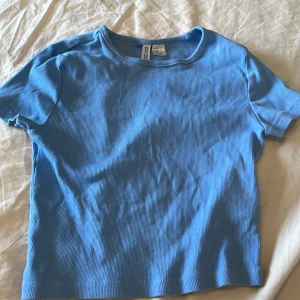 En ribbad T-shirt från H&M i strl M - Ett ribbad t-shirt från H&M i strl M, jättefint skick använd Max 3 gånger. Nypris vet jag inte men säljer för 30kr
