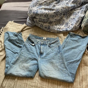HÖGMIDJADE JEANS - inte min stil mer, inga defekter 