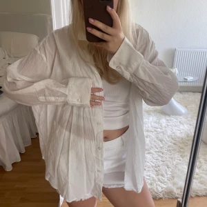 Oversized skjorta som är perfekt till sommaren🤍 - Fin stor skjorta att ha över bikini eller med en snygg outfit till i sommar. Fint skick men behövs strykas något🙈 Se material på sista bilden!!