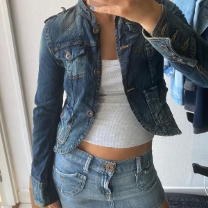 Jeansjacka - Skit snygg jeansjacka, fråga bara om det är något💕