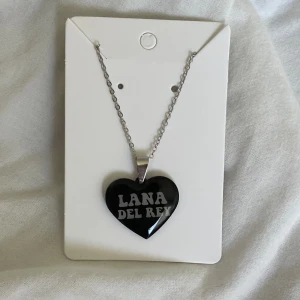 Lana Del Rey halsband  - •Helt ny  •Rostfrittstål 