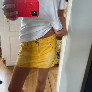 Gul kjol - Jättesöt gul kjol, har en liten fläck på baksidan som syns på bilden men inget man tänker på! 