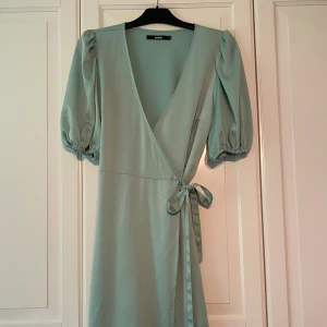 Mint grön klänning  - Mint grön omlott klänning från bikbok 