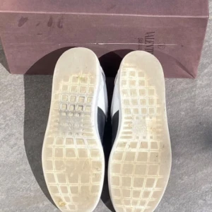 Valentino open - Hej 👋 vi säljer ett par Valentina open. Sicket får ni avgöra av bilderna. Str 42 men passar också 41,5. Endast box medföljer📦  Priset är inte hugget i sten🪨