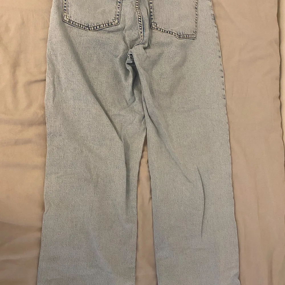 Ett par blåa gråa mjuka jeans. Köptes ifrån Lindex för ett tag sen men aldrig använt dem. Dem är högmidjade för tjejer som gillar det och är väldigt mycket i kvalitet. Eftersom det är du som passar in perfekt sommar och höst🫶🏼. Jeans & Byxor.