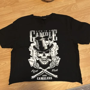 T-shirt - Cool t-shirt med en dödskalle och text. Fint skick. Storlek L men funkar till mindre storlekar om man gillar lite oversized💗