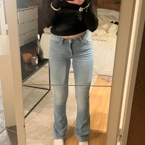 Bootcut Jeans  - Utsvängda jeans från only med medelhög midja  Sparsamt använda därav bra skick!