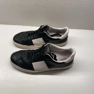 Valentino flycrew - Säljer valentino flycrews i storlek 41 men passar 42. Skick 8.5/10 1 nit saknas. Priset är ej hugget i sten. Tveka inte på att skriva om ni har några frågor!!!