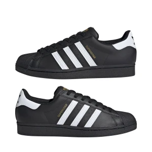 svarta adidas superstars - säljer mina svarta superstars eftersom dom kommer inte till nån användning, dom är i väldigt bra skick men priset går så klart att diskutera!❤️