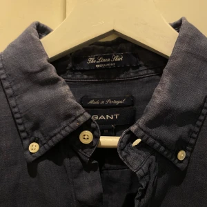 GANT linneskjorta  - Mörkblå linneskjorta från GANT perfekt till sommaren. Storlek M i bra använt skick. 