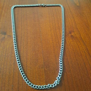 Silver kedja  - Helt ny och oanvänd silver kedja.