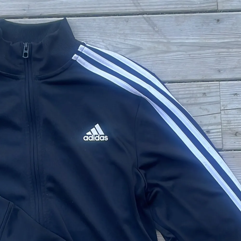 En cool Adidas zip som tyvärr inte kommer till användning, står på lappen att de är strlk L, men skulle säga att de är mer strlk M. Jackor.