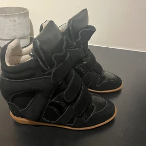Isabel Marant - Säljer mina isabel marant skor som är i grymt bra skick!! Använder dem super sällan! Passar mig som brukar ha 38/38,5!! Buda på!❤️‍🔥❤️‍🔥(ÄKTA) 