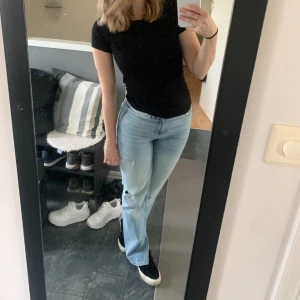Jeans med slits - Snygga och sköna jeans med slits från Gina Tricot i storlek 34🥰✨ Säljer dessa då dom blivit för små för mig! Endast används några få gånger, därav bra skick🫶🏼 ✨Finns inte kvar på gina ✨Skicka för frågor eller fler bilder👋🏼