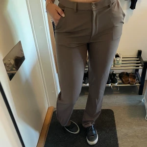 Kostymbyxor  - Beige/bruna kostymbyxor från lager 157 i storlek XS, aldrig använda🥰finns inte kvar på deras hemsida! 