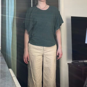 Luftig T-shirt  - Grön T-shirt med utsvängda armar, priset kan diskuteras 