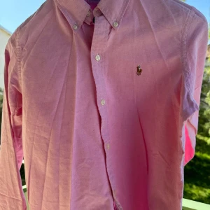 Skjorta - En stilig Ralph Lauren skjorta. Perfek nu till sommaren ☀️⛱ Skick: 8,5/10  Model: slim fit  Storlek: Skulle säga att den passar M och S. Ny pris: 1699 