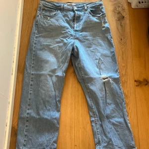 Straight Leg jeans from Levi’s - använt några gånger!  jeansen är ankle length ‼️bilden av jeans på mig är från 3 år sen ‼️ köpt i San Francisco