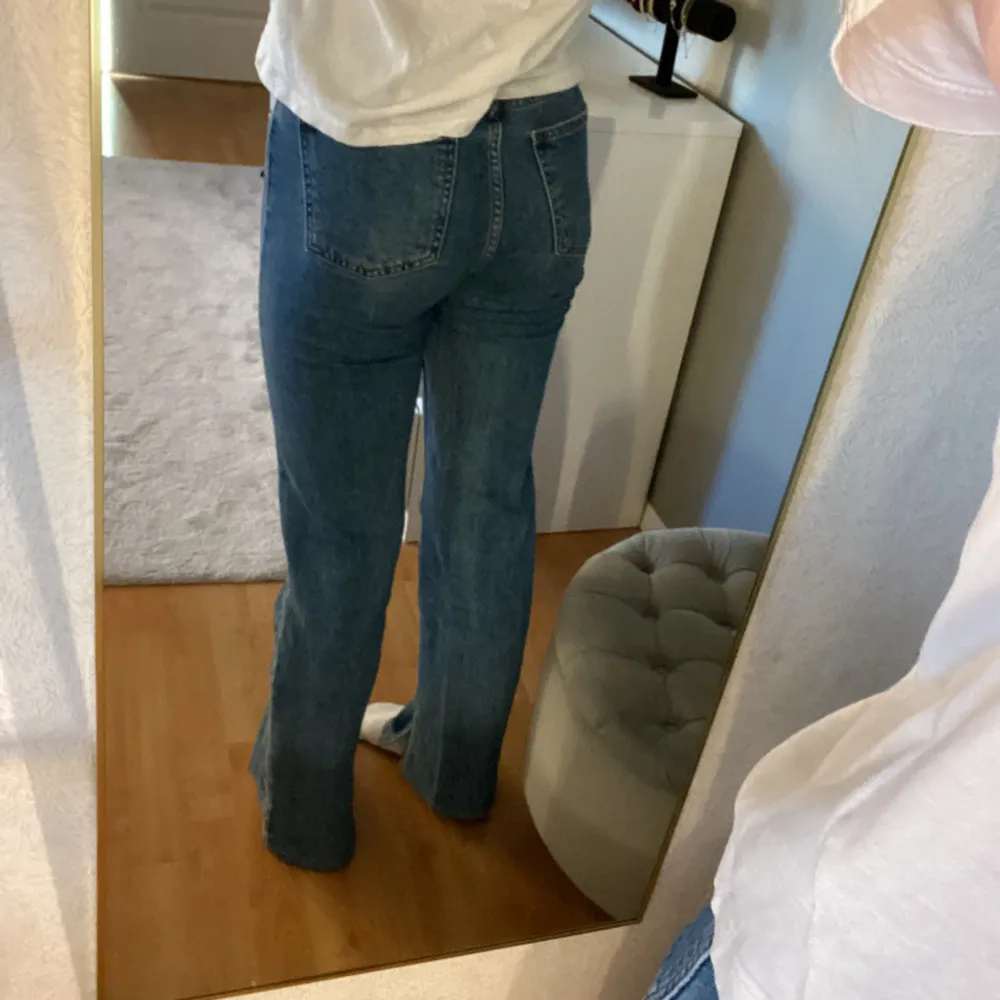 Säljer mina fina only jeans som är jättesköna.  De är uppsydda då de va för långa (längd 25) är 163cm❣️. Jeans & Byxor.