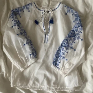 Zara blus💓 - Säljer denna otroligt fina blusen som passar perfekt nu till sommaren💖💖 säljer då den inte riktigt passade mig. Köpt på plick och är använd utav mig vid ett tillfälle, toppen skick💘