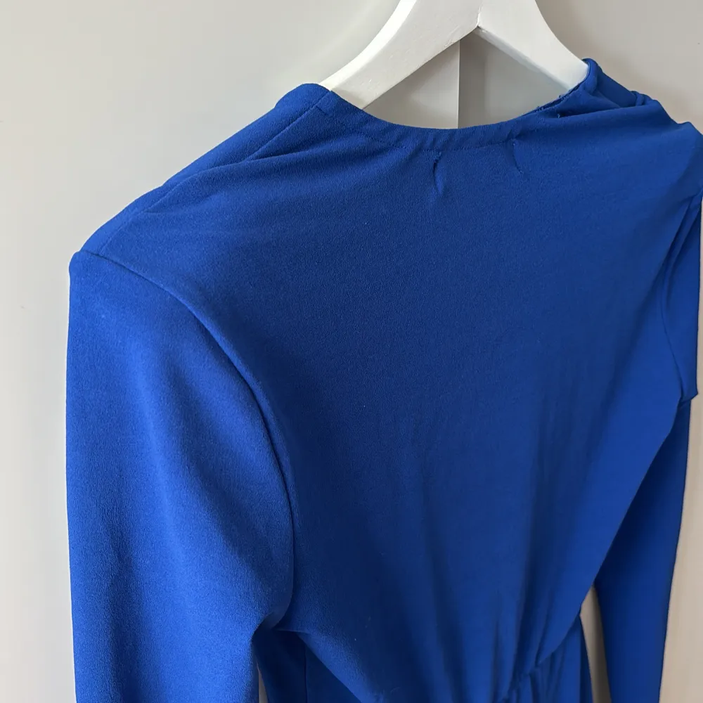 NLY trend by Janni Deler, stark blå klänning med urringning, använd en gång!. Klänningar.