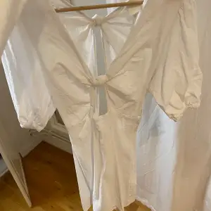 Säljer denna vita klänningen med öppenrygg från H&M. Den är i storlek 38 och i väldigt bra skick! Men 
