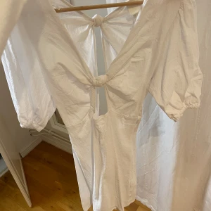 Vit klänning  - Säljer denna vita klänningen med öppenrygg från H&M. Den är i storlek 38 och i väldigt bra skick! Men 