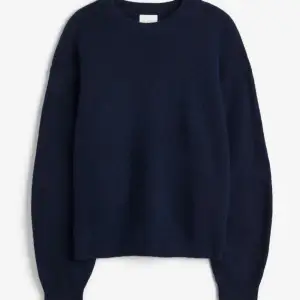 Säljer denna marinblåa stickade tröjan från H&M. Den är i storlek S och lite nopprig därav priset!🥰