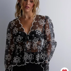 Blus - Säljer denna blus då den inte kommit till användning! Endast testad, därav sitter prislappen kvar!💕 Nypris 645kr! Pris går att förhandla! 