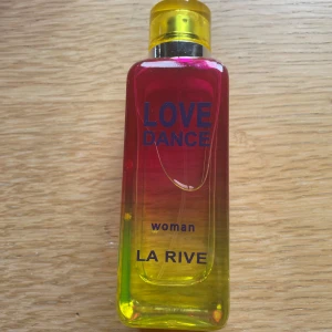 Parfym  - Parfym från la rive, knappt använd🌸