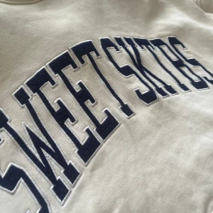 Sweet sktbs - Säljer nu denna hoodie eftersom att den inte kommer till någon användning längre. Tröjan är i väldigt bra skick och nästan aldrig använd. 