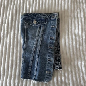 Jeans topp - Säljer denna jeans topp från zara, har två helt oanvända, en i M och en i L! Säljer för 200 kr styck😇