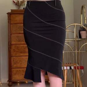 Svart kjol - Vintage midikjol i randigt mönster och med asymetrisk slut, från märket If Ganas! 💞