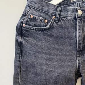 Säljer mina jeans från Gina Tricot, stolek 34, få tal använda, säljer då dom har blivigt för små. Köparen står för frakten ❤️‍🔥