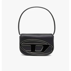 Diesel 1DR väska  - Handväska från Diesel. 1Dr Shoulder Bag är tillverkad av 100% läder och designad med varumärkets "D" logotyp framtill. Väskan har ett avtagbart och justerbart axelband, en innerficka och magnetförslutning.