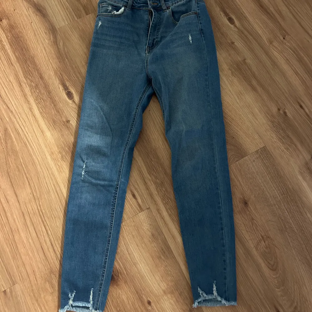 Säljer ett par jeans från Pull & Bear i storlek 38. Jeans & Byxor.